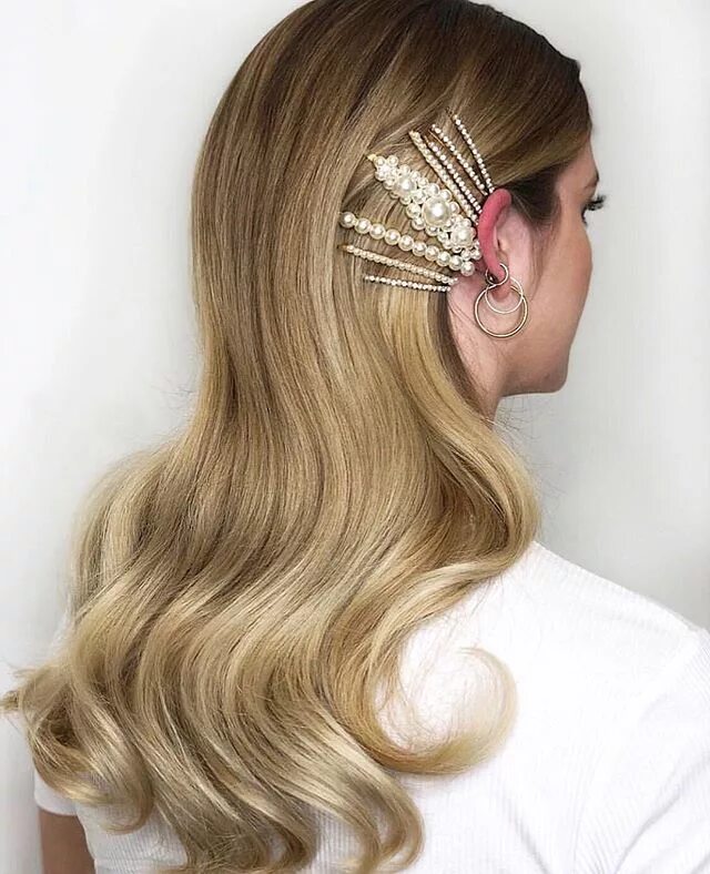 Красивые прически заколками In Full Support Of: #Hair #Jewelry A fresh way of wearing #pearls - @vogue Diy a