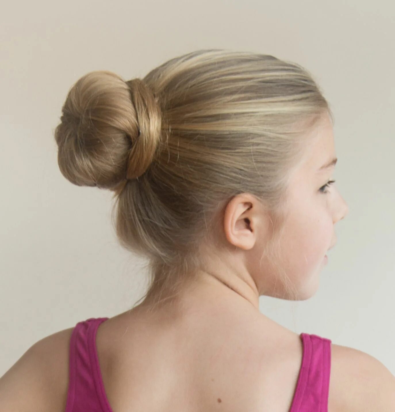 Красивые пучки для девочек прическа Girls bun for ballet class Ballet hairstyles, Ballerina hair, Girl hairstyles