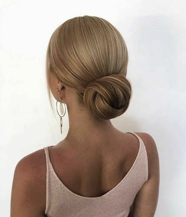 Красивые пучки на средние волосы фото Peinados a prueba de lluvia para damas de honor Jolie coiffure, Coiffures chics,