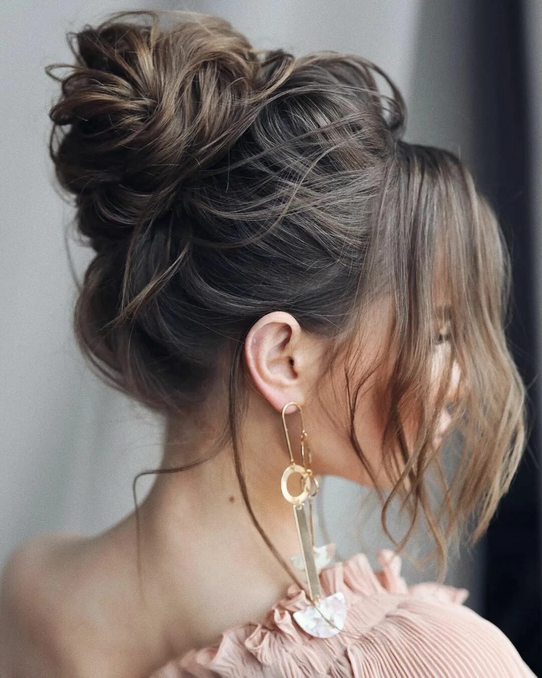 Красивые пучки на средние волосы фото Wedding Bun Hairstyles: 30+ Best Looks, Expert Tips & FAQs Bun hairstyles, Weddi