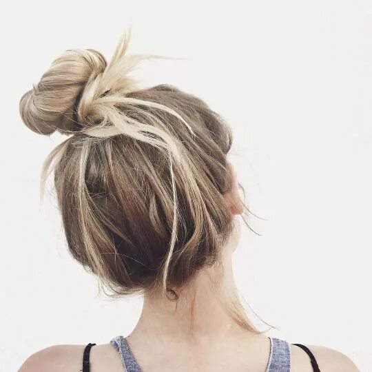 Красивые растрепанные прически Hairstyles & Beauty Long hair styles, Hair styles, Messy bun hairstyles
