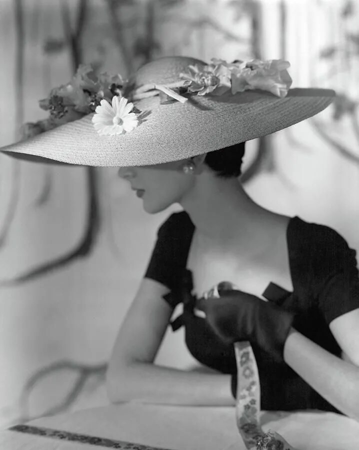 Красивые ретро фото девушек Photograph - A Model Wearing A Hattie Carnegie Hat by Horst P. Horst #affiliate 