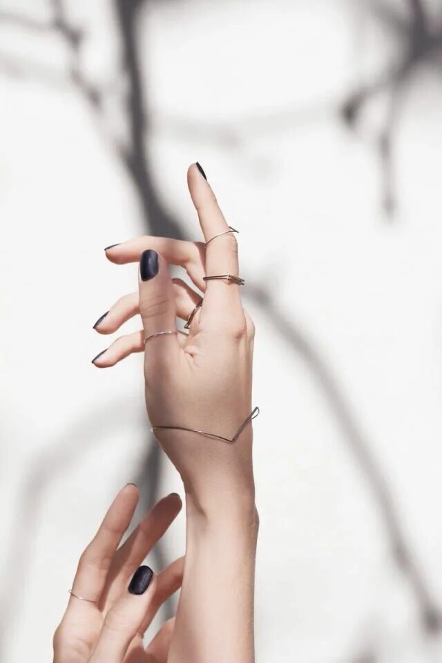 Красивые руки девушки фото Photo (http://theglossiernerd.tumblr.com/) Jewelry model, Photo jewelry, Jewelry