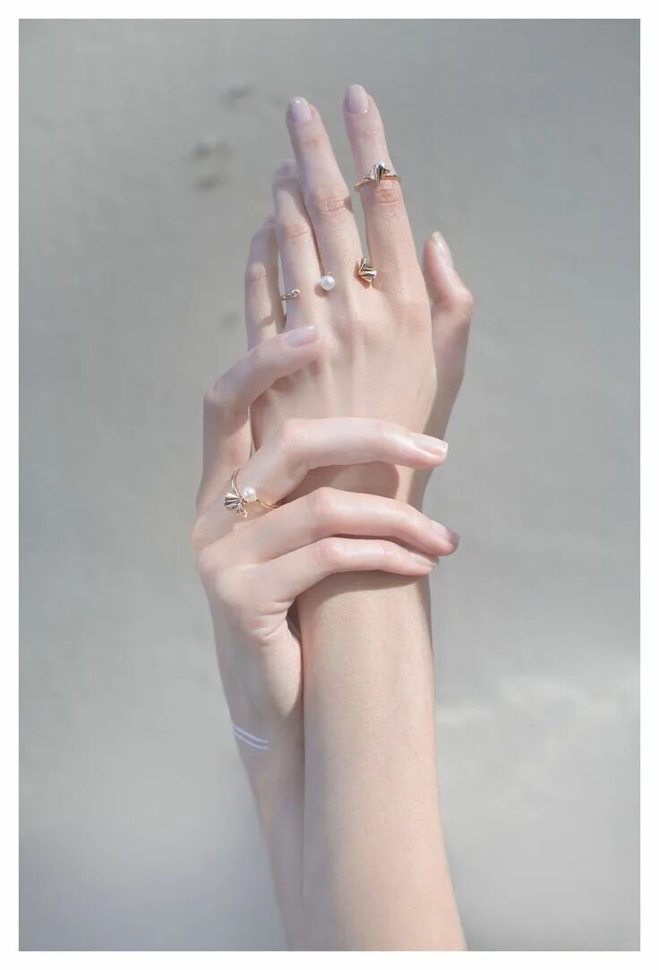 Красивые руки девушки фото burgundy nails #hand #accessories #aesthetic Hand reference, Hand photography, H