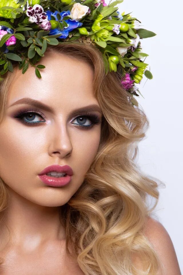 Красивые русские макияж Beautiful blonde with a wreath of fresh flowers on a white background Desktop wa