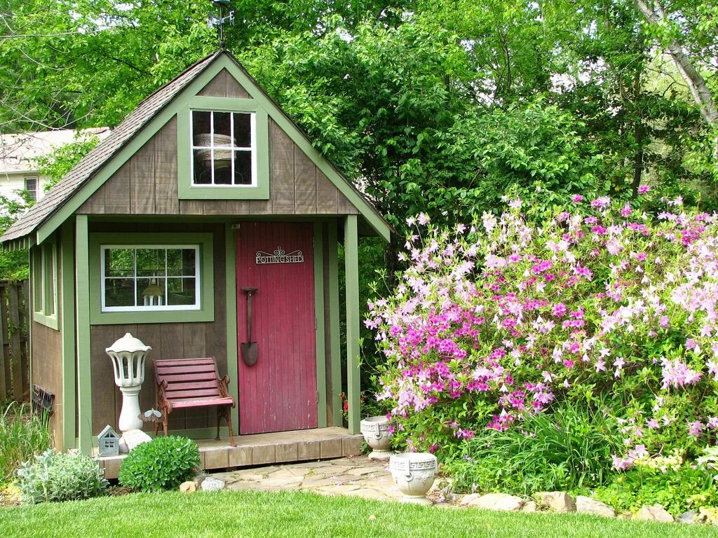 Красивые садовые домики фото Love the shovel door handle!! Cabanon de jardin, Amenagement jardin, Cabane jard