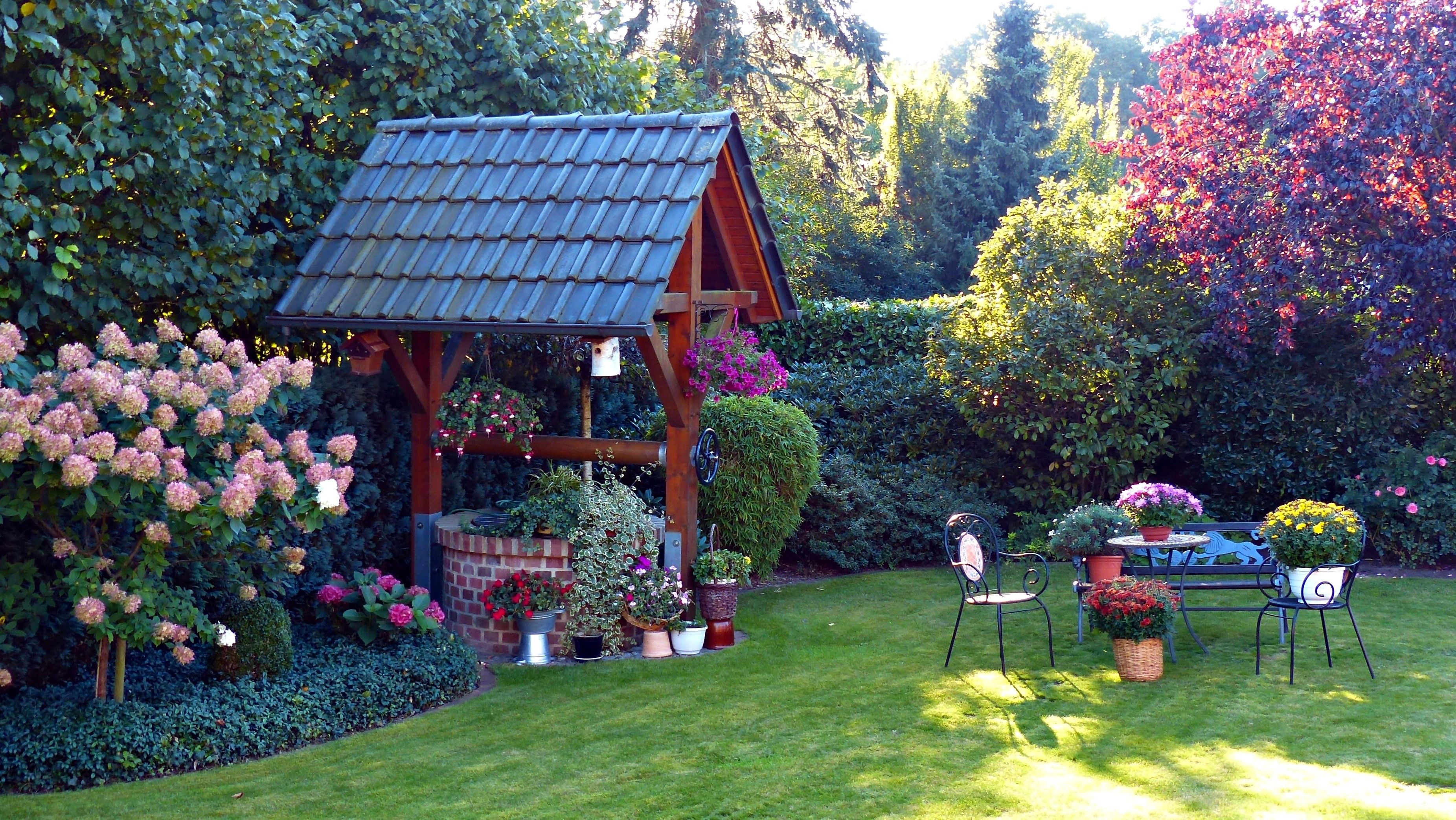 Красивые сады и дачные участки фото Ogród, Studnia, Krzewy, Kwiaty, Lato Garden design, Backyard garden, Modern gard