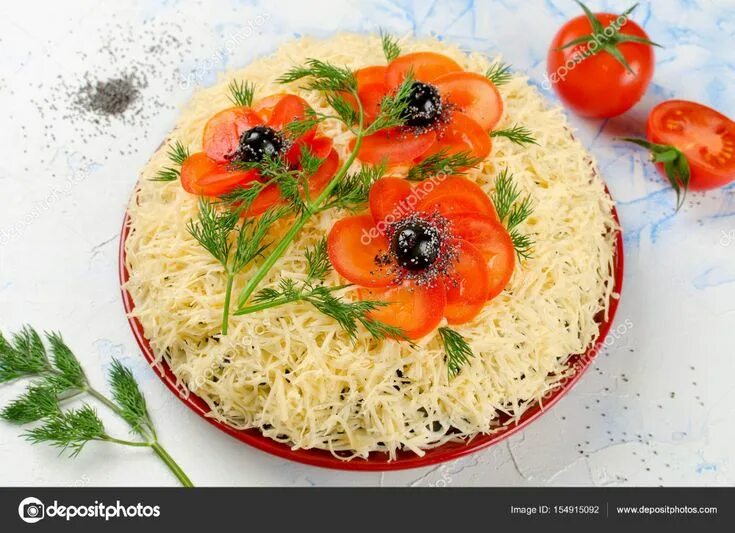 Красивые салаты из овощей оформление Salada decorada com papoulas feitas de tomate fatiado e ... Еда, Кулинария, Прос