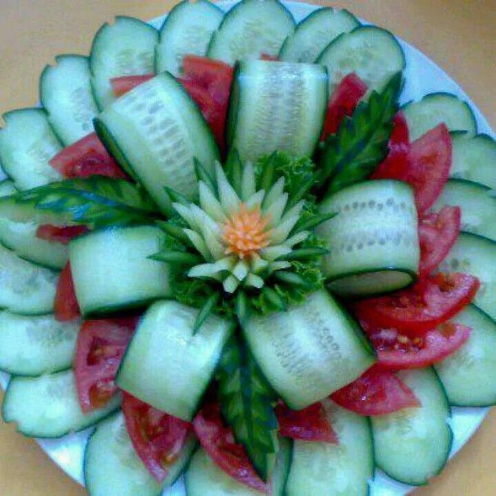 Красивые салаты из овощей оформление Algumas idéias criativas incrível salada Food displays, Fruit and vegetable carv
