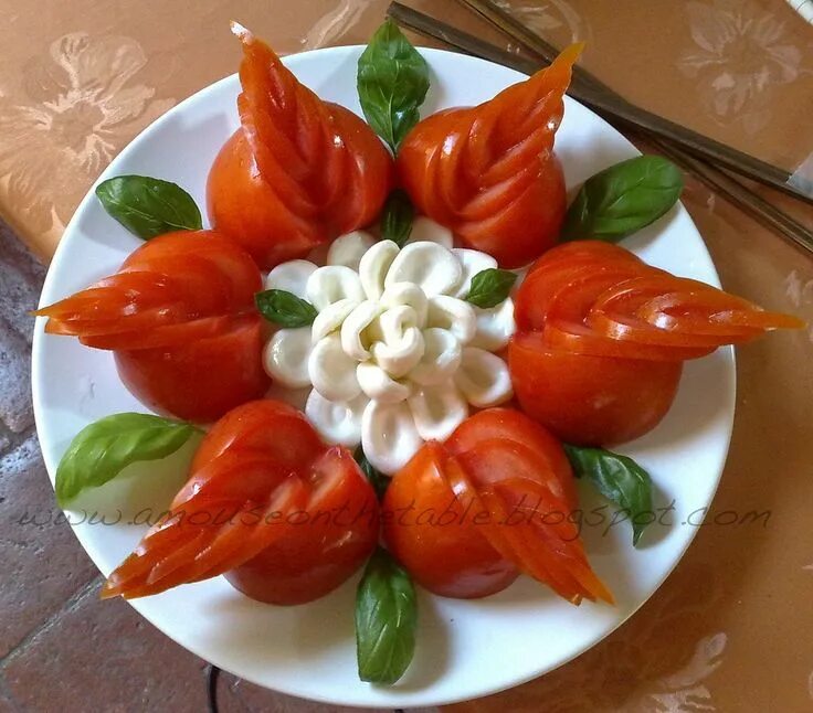 Красивые салаты из овощей оформление Pin on grönsaker Food carving, Fruit and vegetable carving, Food garnishes