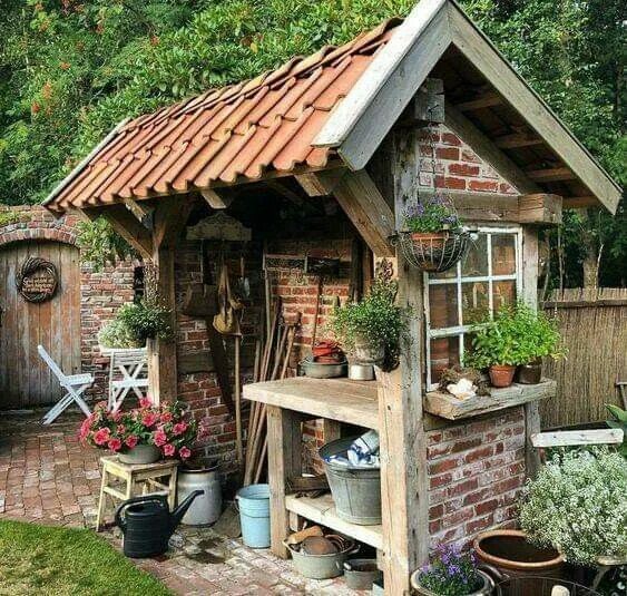 Красивые сараи на дачном участке фото Pin on backyard oasis Garden shed diy, Garden shed, Garden beds