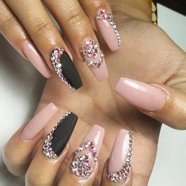 Красивые шикарный дизайн ногтей Milo Garcia on Instagram: "#gorgnails# matte# black# nude# nailsbymilo# naillife