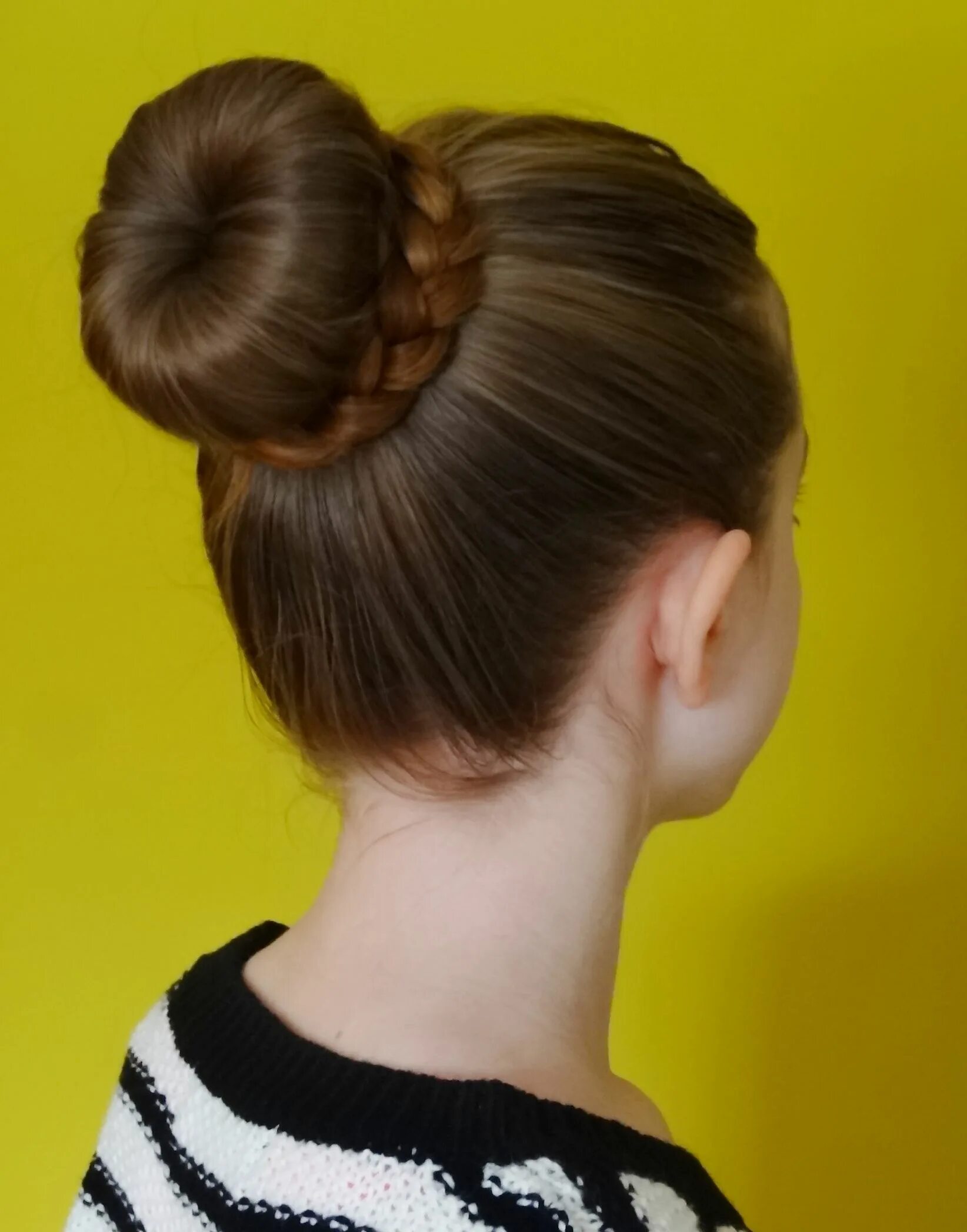 Красивые шишки прическа Bun (hairstyle) - Wikipedia Long hair styles, Cute bun hairstyles, Donut bun hai