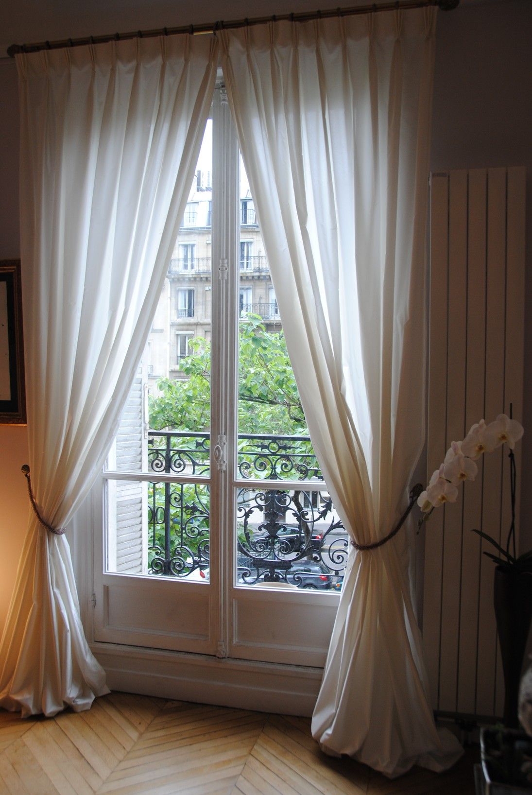 Красивые шторы на окнах фото Интерьер спальни в французском стиле French door curtains, French style bedroom,