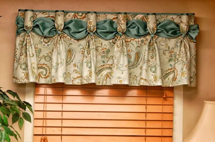 Красивые шторы своими руками фото Love the ribbon in the unique mixed style valance. Valance window treatments, Cu