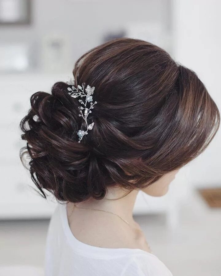 Красивые собранные прически на средние This beautiful bridal updo hairstyle perfect for any wedding venue Frisur hochze