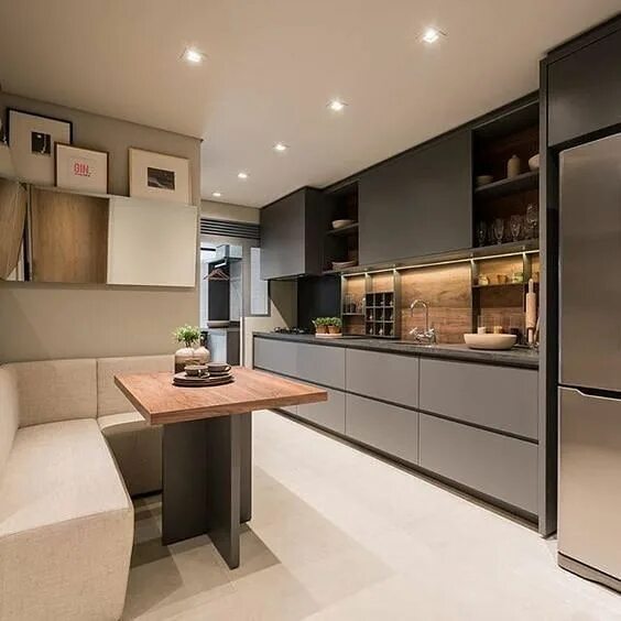 Красивые современные кухни в интерьере фото Decoração Armário de Cozinha Banco com tecido claro e mesa com tampo de madeira 