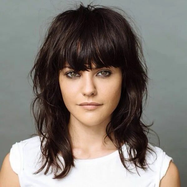 Красивые средние стрижки с челкой All The New Year Hair Inspo You Need in 2024 Medium hair cuts, Medium length hai