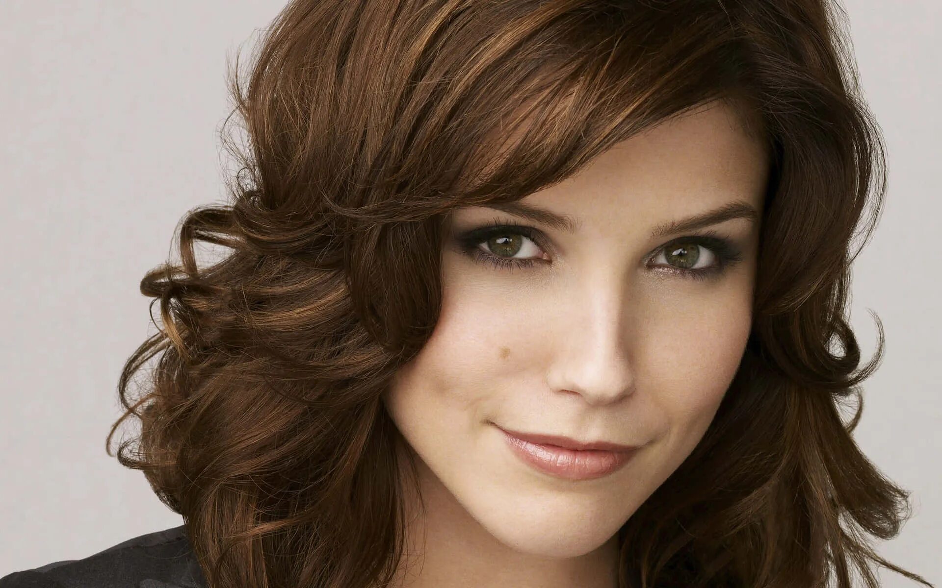 Красивые средние волосы фото Download Sophia Bush oozes strength and beauty in her latest photoshoot. Wallpap