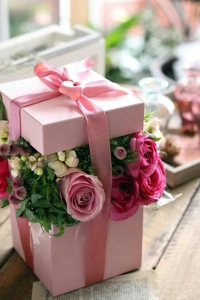 Красивые стильные фото с днем рождения Hat box flower centerpiece Happy birthday flower, Birthday flowers, Flower box g