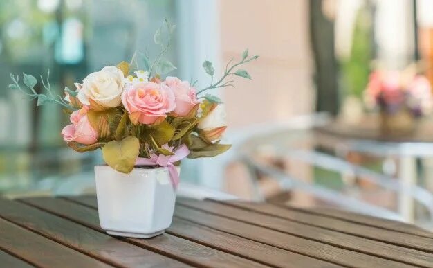 Красивые стильные фото цветов Ramo de rosas sobre la mesa Foto Gratis Bouquet de rosas, Flores maravilhosas, B