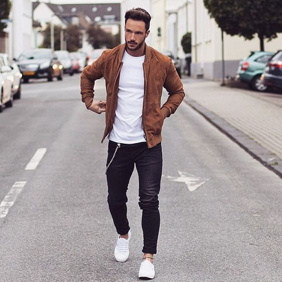 Красивые стильные мужчины фото Associer un blouson aviateur en daim cognac avec un jean noir est une option ...