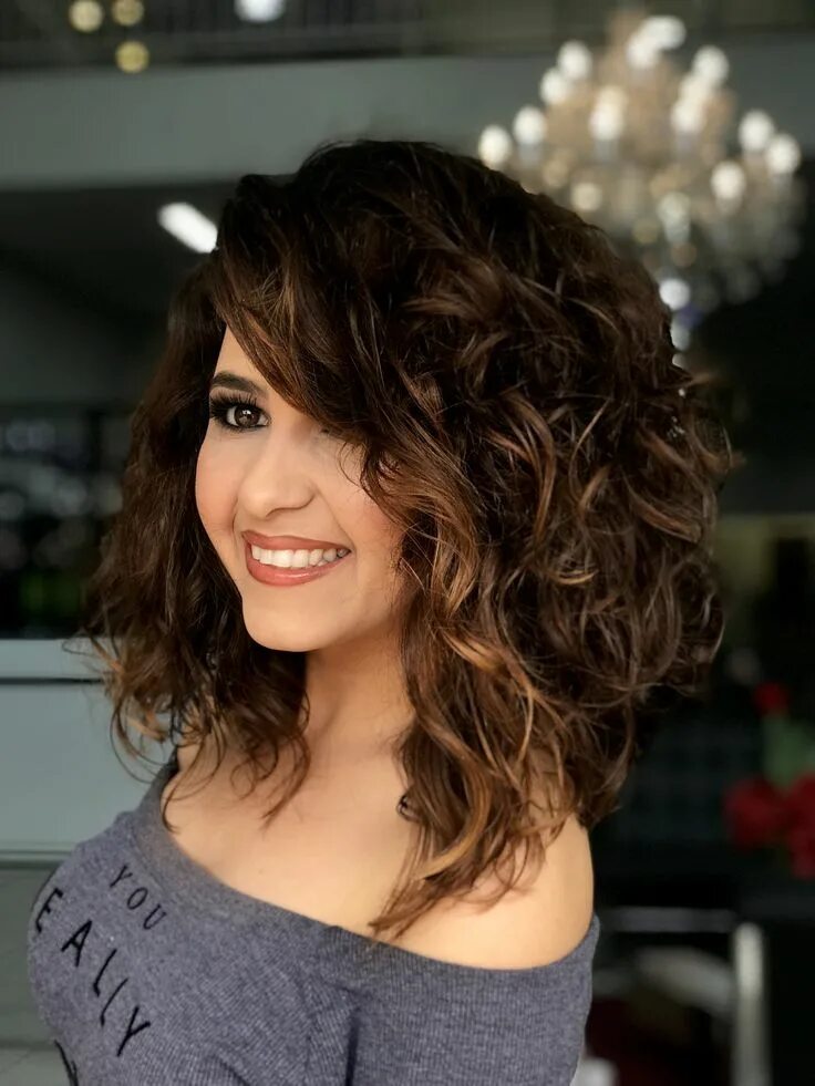 Красивые стрижки на средние кудрявые волосы Meu novo corte Bob haircut curly, Curly lob haircut, Curly hair styles