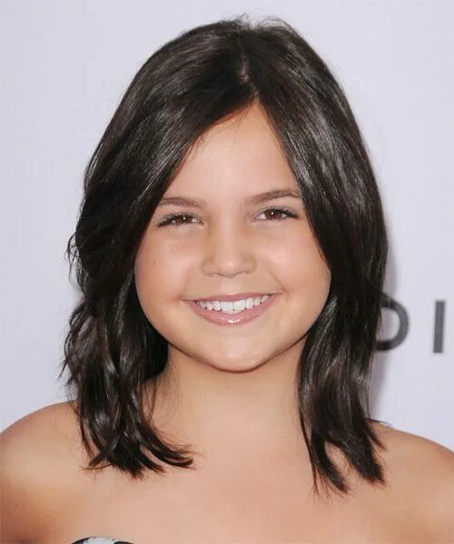 Красивые стрижки на средние волосы для подростков Bailee Madison Medium Straight Dark Brunette Hairstyle Dark brunette hair, Mediu