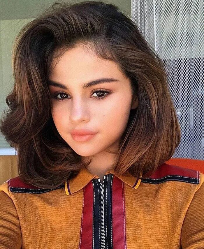 Красивые стрижки на средние волосы для подростков Celebrities Are Bringing Back The 90s Blowout Fashionisers © Blowout hair, Hair 