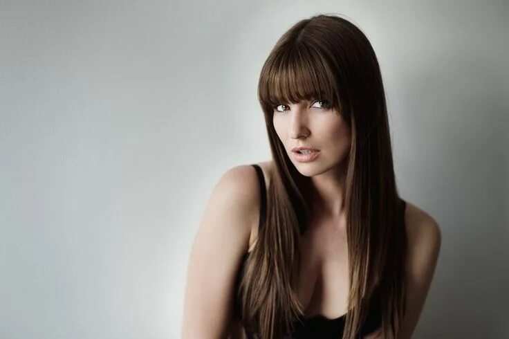 Красивые стрижки с челкой 2024 Langhaarfrisuren mit Pony glatte-braune-haare-gerader-vollpony-einfache-frisur-f