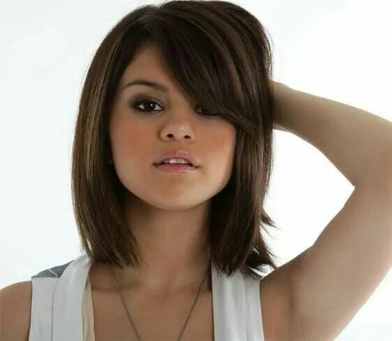 Красивые стрижки с челкой для девушки Pin by Éva Turi on Selena Gomez Thick hair styles, Hair styles, Long hair styles