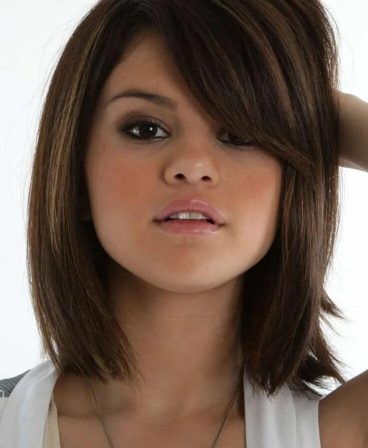 Красивые стрижки с челкой для девушки selena panosundaki Pin
