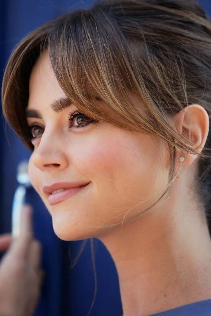 Красивые стрижки с челкой шторкой Jenna Coleman Прически, Длинные волосы с челкой, Волосы с челкой