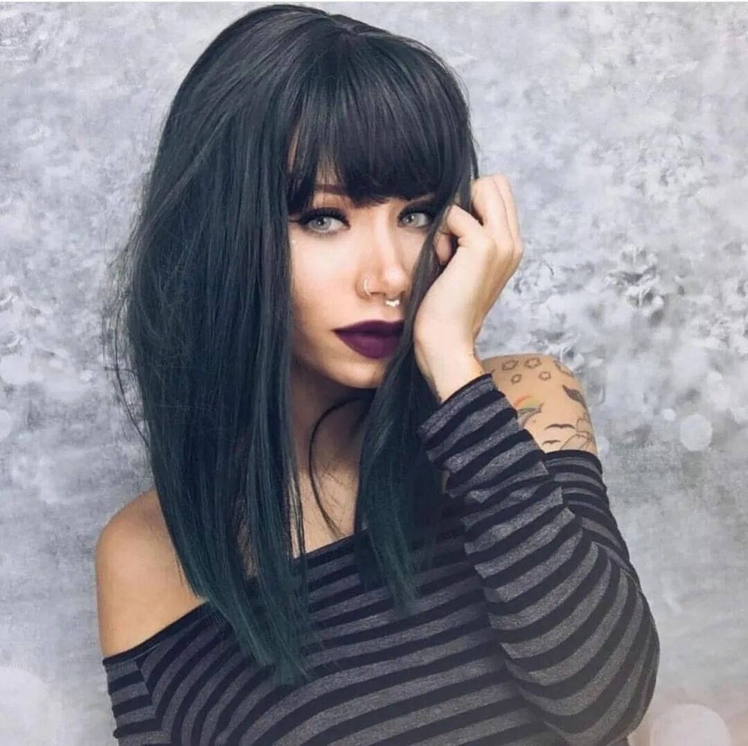 Красивые стрижки с челкой шторкой Capelli lunghi scalati con frangia e riflessi verdi petrolio! Noi lo amiamo e vo