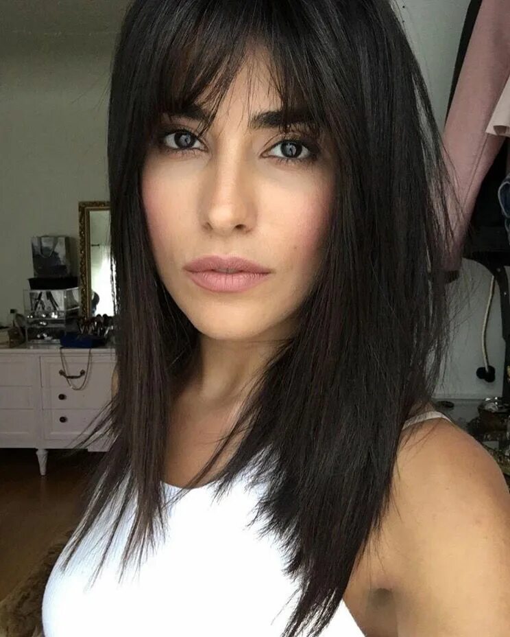 Красивые стрижки с длинной челкой Pin di ERICA JAIDE su H U R R Capelli con frangia medi, Tagli di capelli lisci, 