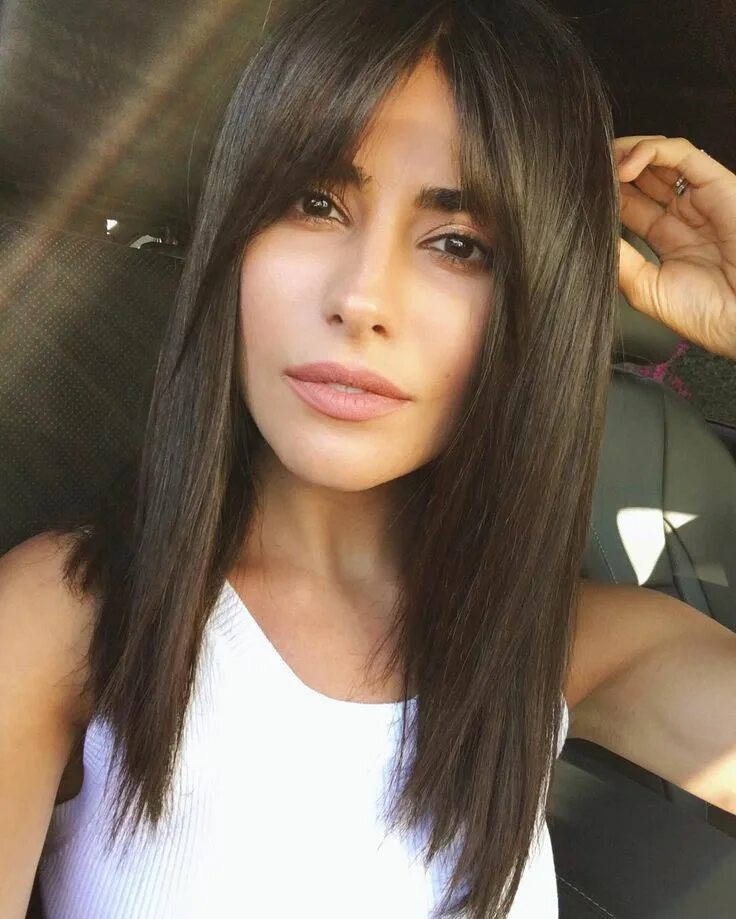 Красивые стрижки с удлиненной челкой Instagram Cheveux mi-longs avec frange, Cheveux mi long, Coiffure frange