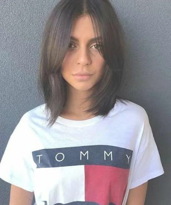 Красивые стрижки с удлиненной челкой Sleek Short Haircuts with Curtain Bangs-19 Bangs with medium hair, Short hair wi
