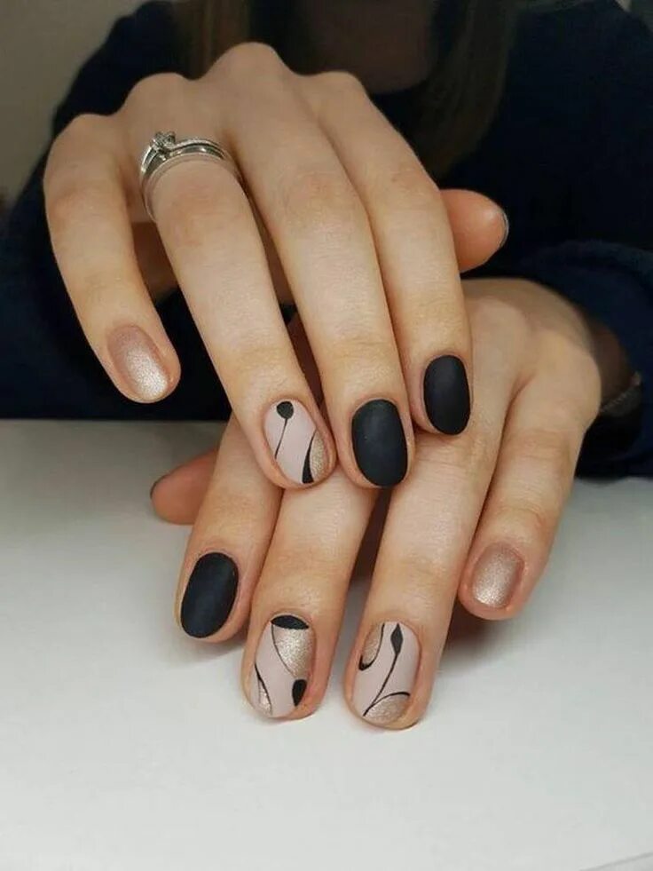 Красивые строгие маникюры #blacknail in 2020 Metallic nails design, Metallic nails, Black nail designs