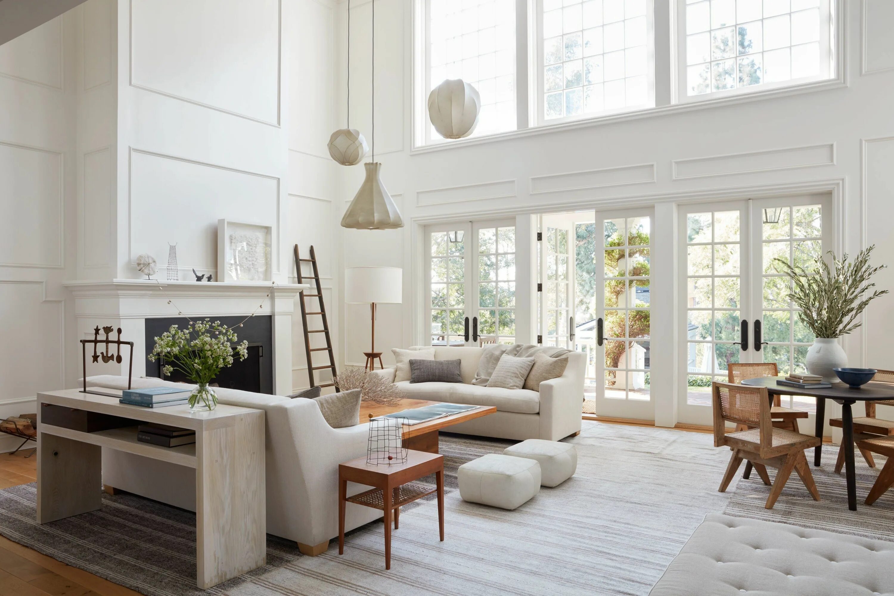 Красивые светлые интерьеры A Whitewashed Brentwood Farmhouse That Takes Its Cues from Its Owners' Art Colle