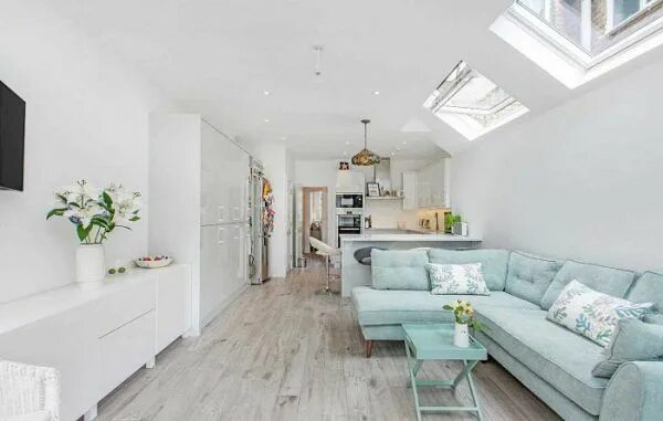Красивые светлые интерьеры квартир Sofá Retrô: +54 Inspirações para Decorar sua Sala de Estar London living room, L