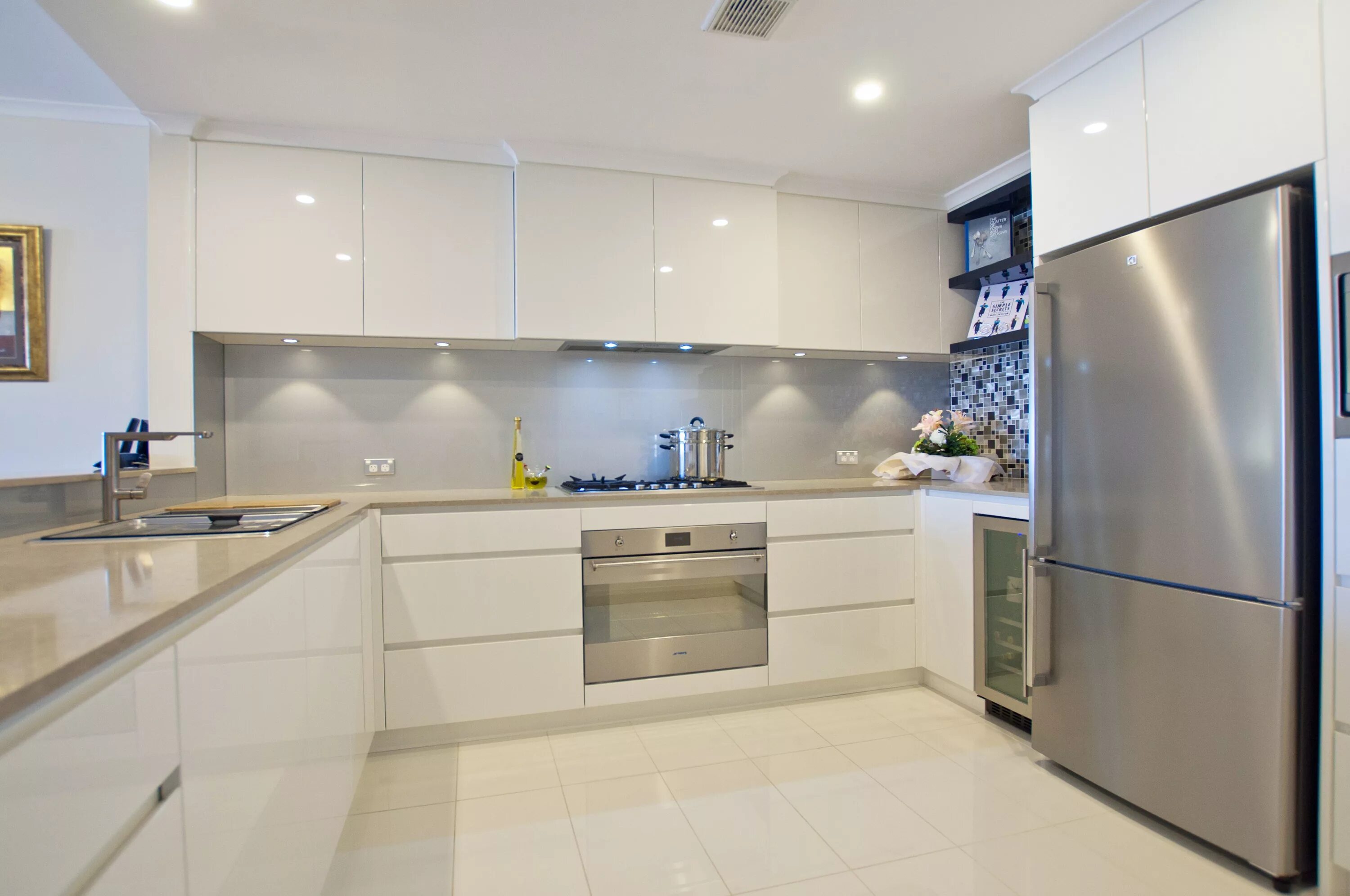 Красивые светлые кухни современные кухни фото White poly kitchen with CesarStone Shitake benchtops and a combination of glass 