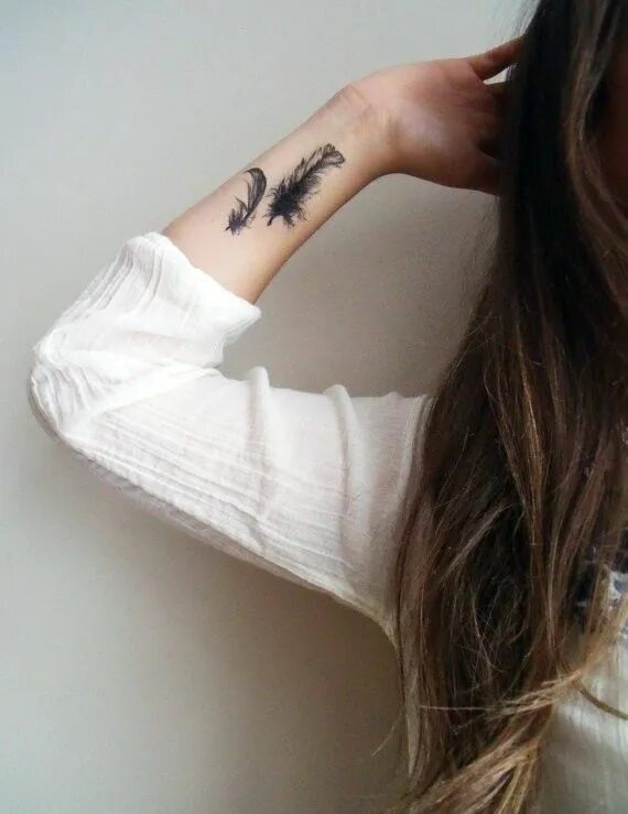Красивые тату для девушек фото Feather tattoos, wrist tattoo, small tattoo art Feather tattoos, Feather tattoo 