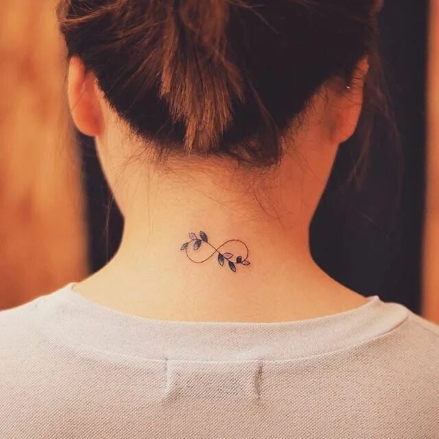 Красивые тату для девушек фото маленькие 20 Fall-Inspired Tattoos That Show Off the Dreamiest Autumn Leaves Neck tattoos 