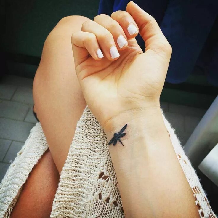 Красивые тату для девушек фото маленькие Little Tattoos on Instagram: "#Minimalist #dragonfly #tattoo on @lissananicol. D