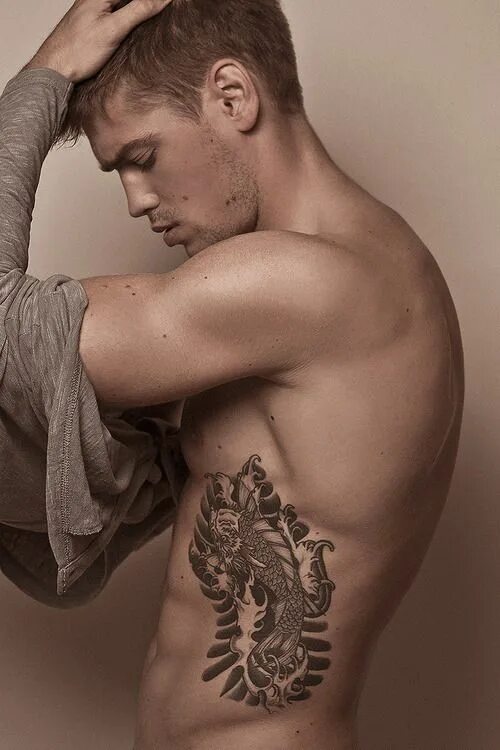 Красивые тату для мужчин фото Tattooed guy. #tattoo #tattoos #ink Mens side tattoos, Ribcage tattoo, Rib tatto