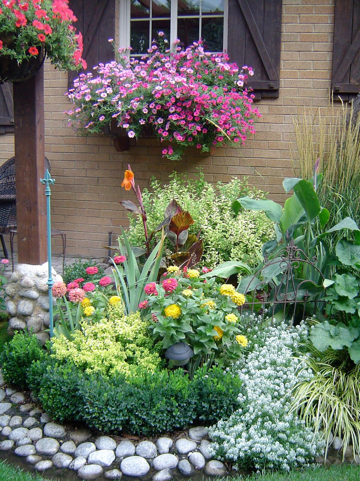 Красивые цветники на дачах фото 35+ Simple Flower Bed Design Ideas For Front Landscape Design Small flower garde