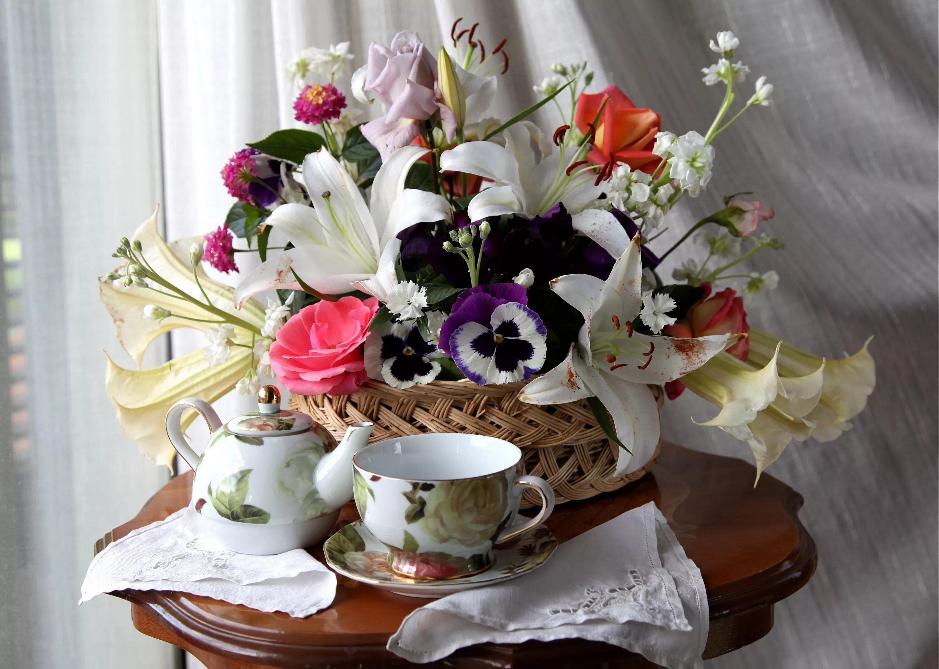 Красивые цветы фото с добрым днем Wallpaper : roses, lilies, pansies, flower, basket, table, tea 3200x2280 - - 690