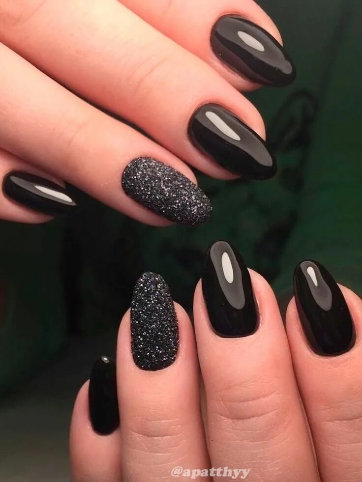 Красивые темные ногти маникюр 50+ Most Beautiful Black Nails for Every Occasion One glitter nails, Black nails