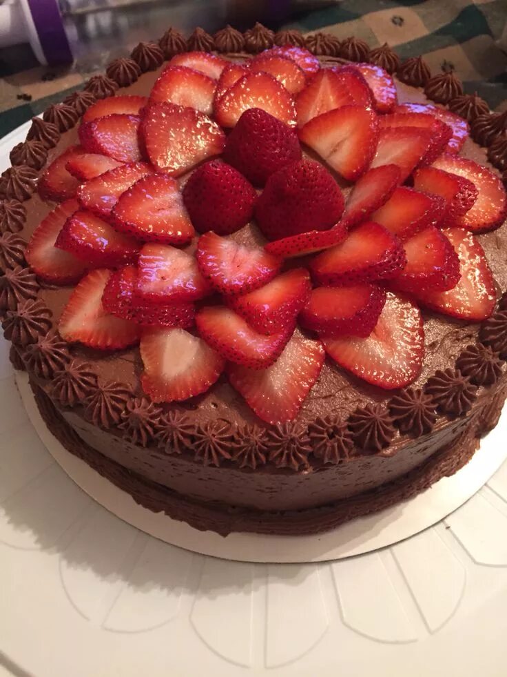 Красивые торты в домашних условиях фото chocolate cake with strawberries on top Chocolate strawberry cake, Chocolate fru