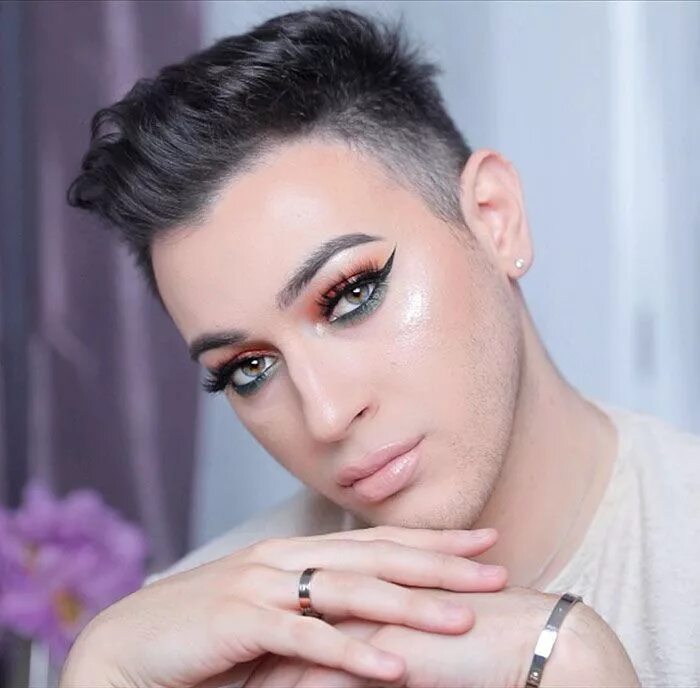 Красивые транс мальчики в макияже Maybelline Debuts Its First-Ever Male Face For Their New Mascara Holiday makeup 
